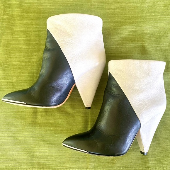IRO 🌺Two Tone Leather Booties w/ pointed & Chrome capped toe 🌺 Cool boots ! 🌺 - Picture 3 of 15